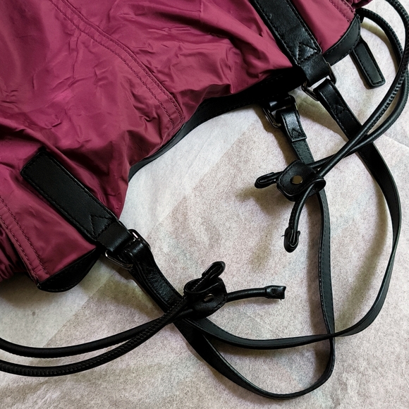 Burberry Buckleigh nylon tote bag with leather trim in dark red - Picture 10 of 15